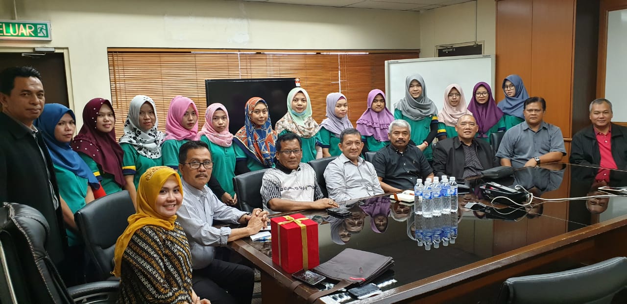 Kunjungan Dirut PT. AMP bersama Gubernur Sumbar ke salah satu pabrik tempat PMI asal Sumbar bekerja di Malaysia