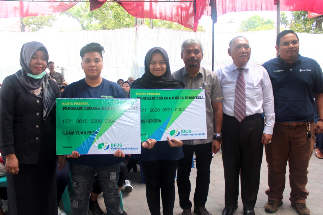 Penyerahan kartu BPJS kepada PMI yang akan berangkat disaksikan oleh Ka BP3TKI, Ka BPJS, Dirut PT. AMP dan wakil dari Syarikat Hartalega