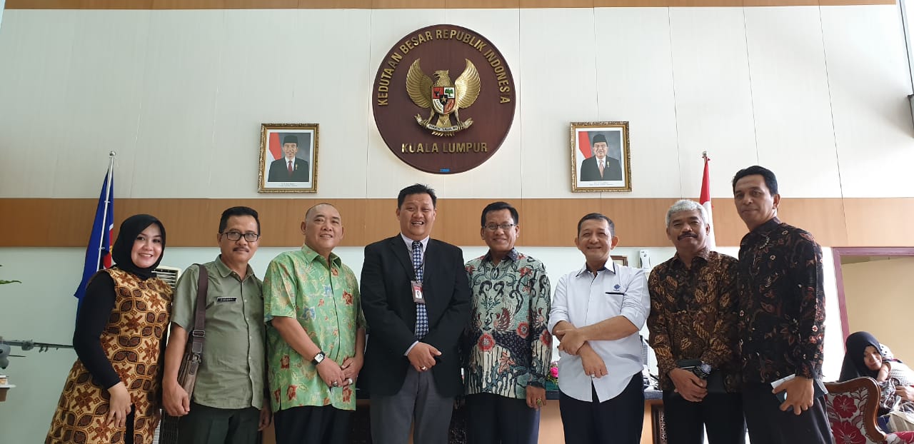 Kunjungan Dirut PT. AMP bersama Gubernur ke KBRI Kuala Lumpur dalam rangka memonitor keberadaan PMI asal Sumbar di Malaysia