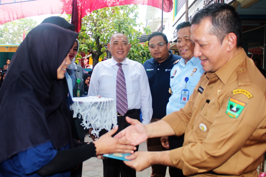 Penyerahan paspor keberangkatan PMI ke Malaysia oleh Kadisnakertrans Sumbar disaksikan Ka Imigrasi, Wakil User dan Dirut PT. AMP