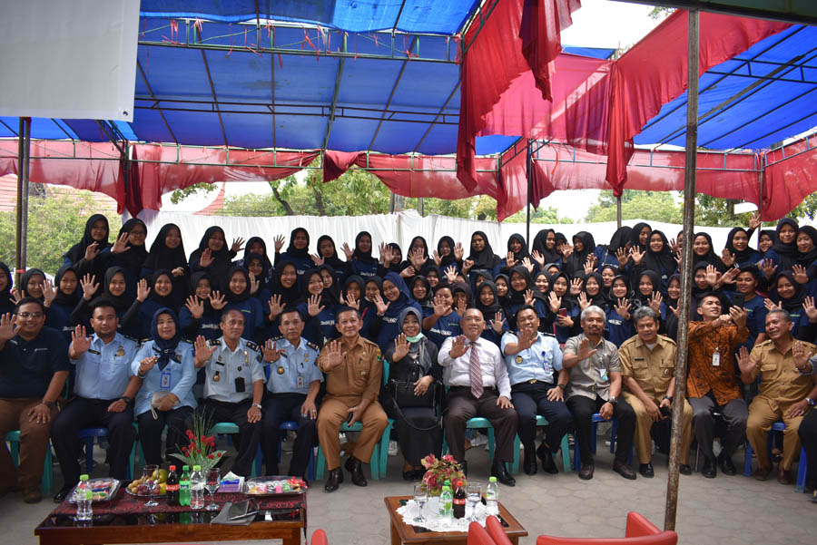 Pelepasan keberangkatan PMI ke Hartalega Sdn Bhd bersama Ka BP3MI, Kadisnaker, Imigrasi, BPJS dan Wakil dari Hartalega di halaman kantor PT. AMP